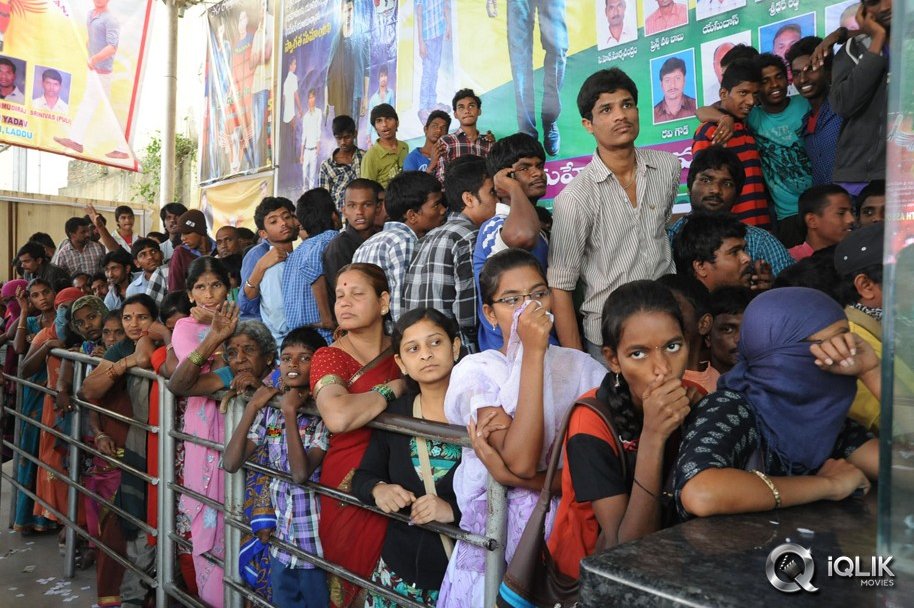 1-Nenokkadine-Hungama-at-RTC-Cross-Roads